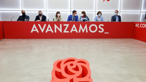 De izquierda a derecha, Alfonso Rodríguez Gómez de Celis, Santos Cerdán, Cristina Narbona, Pedro Sánchez, Adriana Lastra, Mª Luz Martínez Seijo, y Javier Izquierdo Roncero, en una reunión de la Comisión Ejecutiva Federal del PSOE, en la sede de la