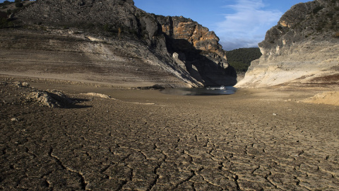 Vista general del embalse de Entrepeñas, en Guadalajara, completamente seco en el verano de 2017.