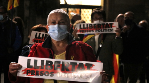 Una manifestant sostenint un cartell amb el text 'Llibertat presos polítics' a la concentració contra les detencions de la Guàrdia Civil el 28 d'octubre a Barcelona. ACN/Gerard Artigas