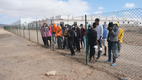 Varios inmigrantes, en el campamento de acogida de El Matorral, en Puerto del Rosario, Fuerteventura, Canarias (España), a 16 de marzo de 2021