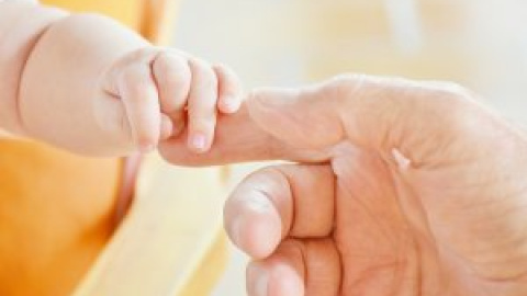 Permisos de maternidad y paternidad igualitarios, sí, pero más largos