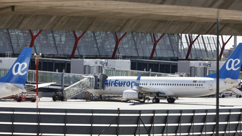 Aviones de Air Europa en la pista de aterrizaje de la Terminal T4 del aeropuerto Adolfo Suárez Madrid-Barajas, en Madrid. E.P./Jesús Hellín