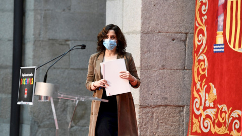 La presidenta de la Comunidad de Madrid, Isabel Díaz Ayuso, asiste a un acto en homenaje a los docentes celebrado en Madrid.