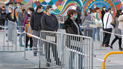 29/10/2020.- Varias personas esperan su turno para participar en el cribado masivo que ha comenzado este jueves en Manresa (Barcelona).