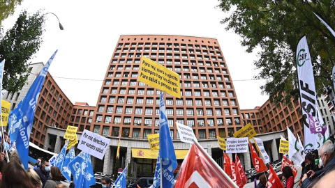 29/10/2020.- Vista de la manifestación en frente de las puertas del Ministerio de Sanidad en Madrid este jueves convocada por la Central Sindical Independiente de Funcionarios (CSIF) por una sanidad pública que dignifique a los profesionales sanitarios.