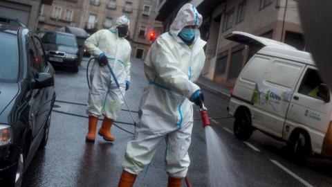 26/10/2020 - Operarios municipales realizan labores de desinfección en una calle de Ourense.