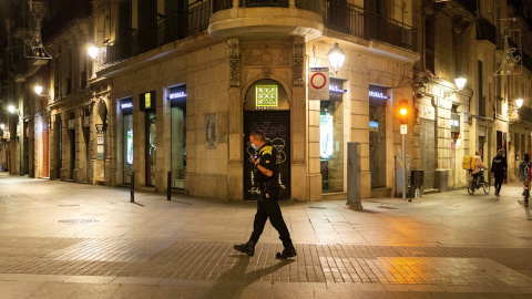 Un Guardia Urbano en Las Ramblas, en una imagen de archivo.