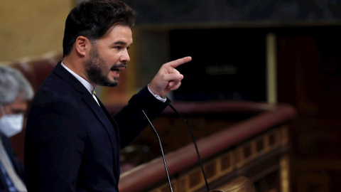 El portavoz de ERC, Gabriel Rufián, durante su intervención en el pleno del Congreso que este jueves debate y vota la prórroga del estado de alarma durante seis meses.