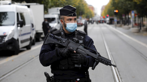 Policías franceses armados aseguran la calle cerca de la entrada de la iglesia Basílica de Notre Dame en Niza, Francia.