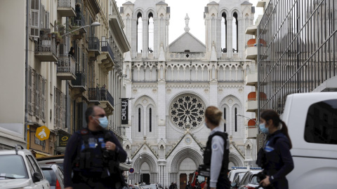 Agentes de la policía francesa aseguran la calle cerca de la entrada de la iglesia Basílica de Notre Dame en Niza, Francia, el 29 de octubre de 2020, luego de un ataque con cuchillo.