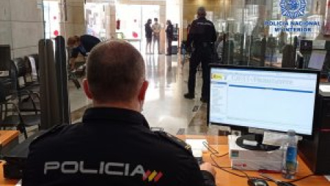 La Policía de Paterna multa y abre expediente de expulsión a dos mujeres que fueron a hacer el DNI a sus hijos