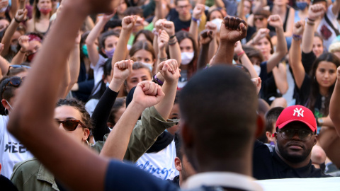 Centenars de persones protesten pels carrers de Manresa contra l'agressió policial racista al Bages el juny del 2020.