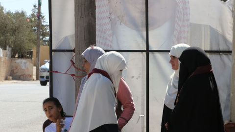 Mujeres jordanas se reúnen fuera de un centro electoral en Amman, Jordania, durante las elecciones legislativas de septiembre de 2016 /AFP (Khalil Mazraawi)