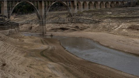 Vista del viaducto de Entrepeñas, Guadalajara, en un paisaje marcado por la sequía.