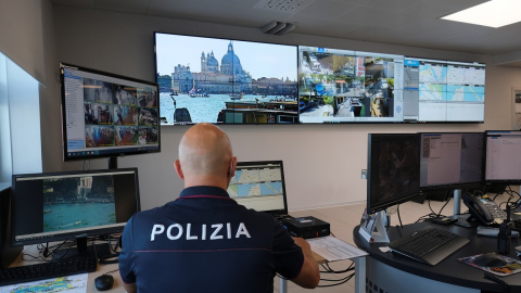 Un agente de policía, en la sala donde se controla la afluencia turistas a la ciudad de Venecia (Italia). REUTERS/Manuel Silvestri