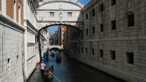 Unas góndolas pasan por el Puente de los Suspiros, en Venecia (Italia). REUTERS/Manuel Silvestri