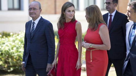 Susana Díaz, presidenta de la Junta de Andalucía junto a la Reina Letizia. / EFE