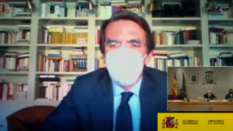 El momento surrealista de Aznar y la mascarilla en el juicio de la caja B