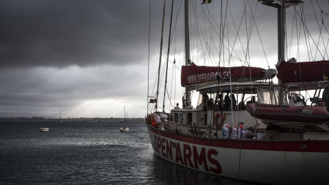 El buque Astral, de la ONG Open Arms, espera en el puerto siciliano de Siracusa.