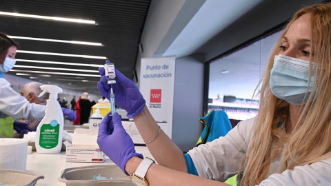 Una sanitaria prepara una dosis de la vacuna contra la Covid-19 en el estadio Wanda Metropolitano en Madrid.