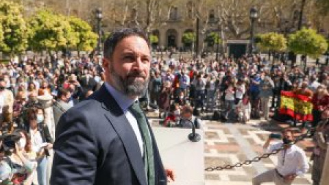 Abascal apuntala el Gobierno andaluz la semana en que Cs explotó