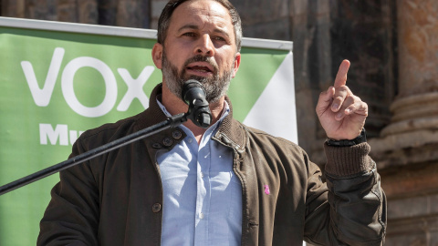 El líder de Vox, Santiago Abascal (2i), comparece ante la prensa este jueves en Murcia. Abascal ha afirmado que la moción de censura en Murcia es "incomprensible e antinacional" y ha acusado al PP de irresponsable por no disolver ayer la Asamblea Region