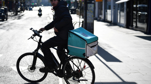 24/03/2020. Imagen de archivo de un 'rider' de Deliveroo en bicicleta, en Londres. - Reuters