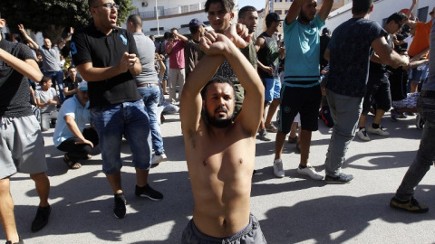 Varios activistas se manifiestan contra el abandono del régimen marroquí a la región norteña del Rif, en Alhucemas.- AFP