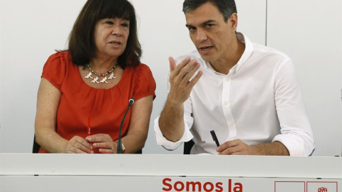 El secretario general del PSOE, Pedro Sánchez, junto a Cristina Narbona, en la reunión de la Ejecutiva Federal del partido.- EFE