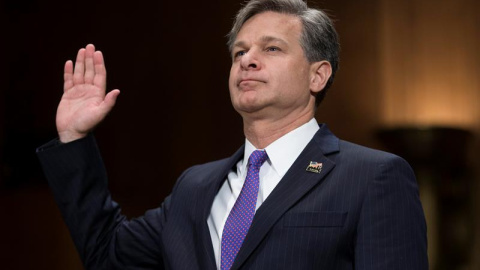 Imagen de archivo de Christopher Wray mientras jura antes de testificar ante el Comité Judicial del Senado durante su primera audiencia de nominación como próximo director del FBI, en el Capitolio. EFE/Michael Reynolds