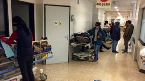 Pacientes en los pasillos, camillas prestadas y ambulancias paradas en el hospital que dirige la prima de Feijóo