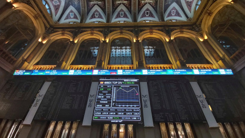 Vista de los paneles informativos en el patio de negociación de la Bolsa de Madrid. EFE/Altea Tejido