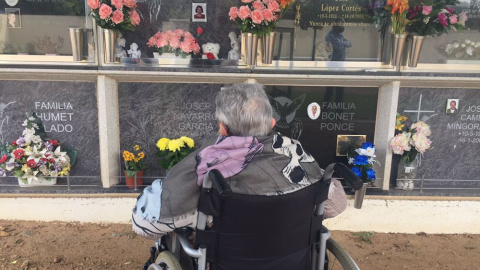 Una dona gran visita la tomba del seu marit en el cementiri municipal de Palamós. Paula Ericsson