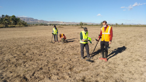 Un equipo de arqueólogos realiza una prospección con detectores de metales para recabar objetos. / F. M.