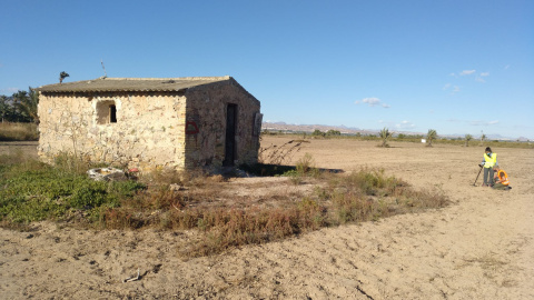 Un equipo de arqueólogos realiza una prospección con detectores de metales para recabar objetos. / F. M.