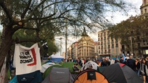 "El futur l’haurem de lluitar nosaltres", les diverses raons dels joves acampats a la plaça Universitat