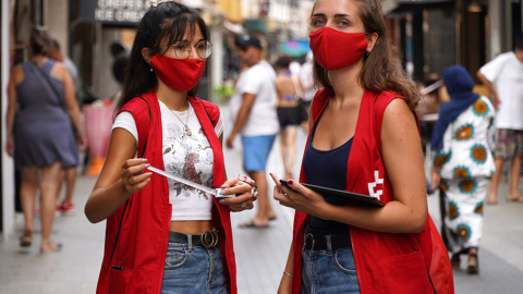 Dues voluntàries de la Creu Roja en la campanya de sensibilització destinada als joves. Marc Dibba / Creu Roja​