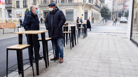 Un par de clientes conversa en la terraza de un bar en Valladolid.