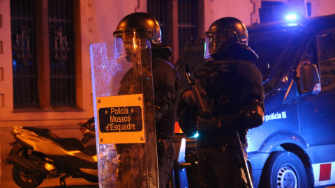 Dos agents dels Mossos d'Esquadra durant una manifestació a Barcelona contra l'empresonament de Pablo Hasel.