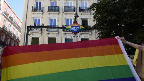 Bandera LGTBI en el barrio de Chueca durante la celebración del Día Internacional del Orgullo LGTBI, a 28 de junio de 2021, en Madrid.