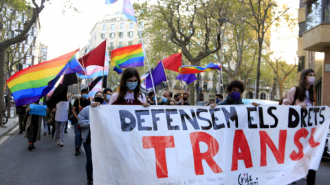 Capçalera de la manifestació a Barcelona pels drets trans, en el dia internacional per a la visibilitat trans.