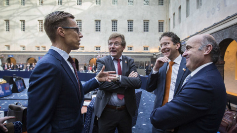 El ministro de Economía español en funciones, Luis de Guindos, el presidente del Eurogrupo, Jeroen Dijsselbloem, el ministro belga de Finanzas, John Robert Overtveldt, y el ministro finlandés de Finanzas, Alexander Stubb, durante una reunión informal 