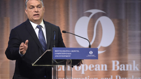 El primer ministro húngaro, Viktor Orban durante la conferencia organizada por el Banco Europeo de Reconstrucción y Desarrollo en Budapest, Hungría. / EFE