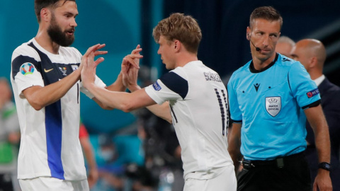 El jugador de fútbol de la selección de Finlandia Tim Sparv (izquierda), durante un partido de la Eurocopa, en junio de 2021.