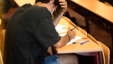 Estudiante haciendo un examen en la Universidad