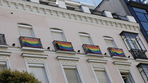 Banderas LGTB en el madrileño barrio de Chueca. E.P./Jesús Hellín