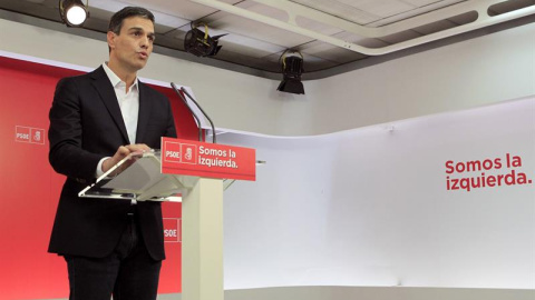 El secretario general del PSOE, Pedro Sánchez, durante la rueda de prensa que ofreció hoy tras la declaración del presidente del Gobierno, Mariano Rajoy, como testigo en el juicio por la primera época de la trama de corrupción Gürtel. EFE/Víctor Le