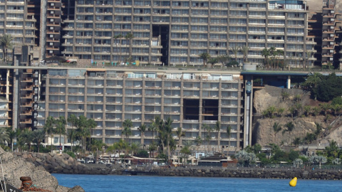 En la imagen, las pateras y los cayucos que se van acumulando en la punta del muelle de Arguineguín. EFE/ Elvira Urquijo A.