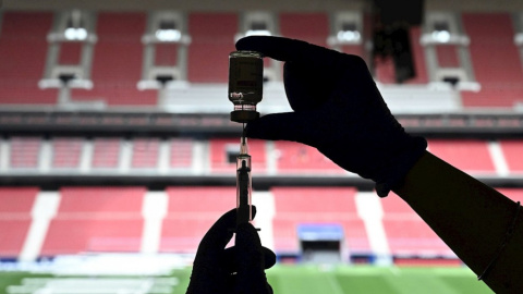 Una sanitaria prepara una dosis de la vacuna contra la Covid-19 en el estadio Wanda Metropolitano en Madrid. — Fernando Villar / EFE