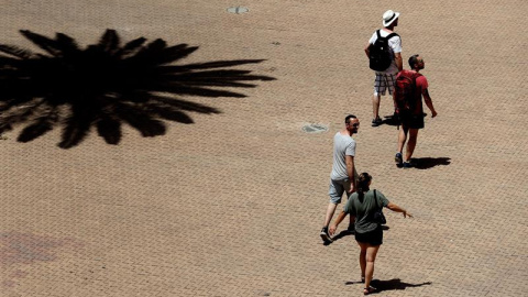 26/06/2019.- Varios turistas pasean por las calles de Palma de Mallorca bajo el intenso calor. La ola de calor, que desde hoy comienza a afectar a gran parte de la península y Baleares, ha activado la alerta amarilla en el sur, el interior y la Tramuntan